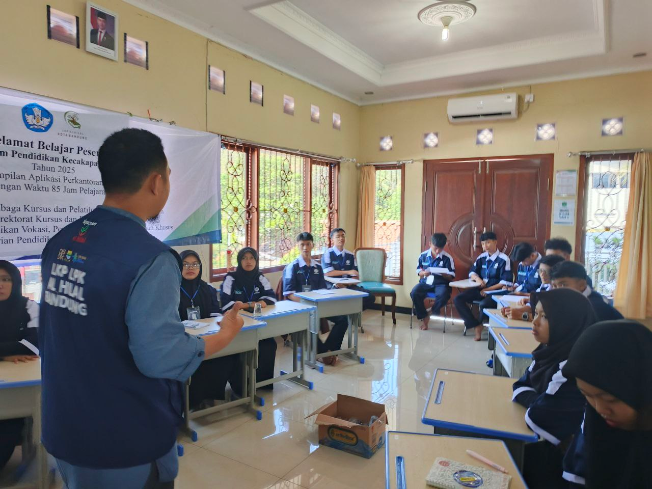 Peserta Pelatihan AI Generatif LPK Al Hilal Jalani Ujian Design Thinking