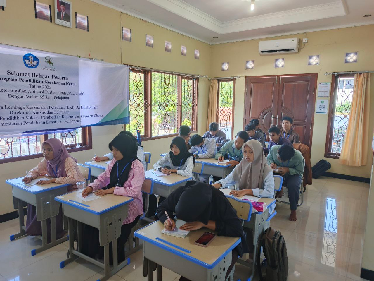 Pelatihan AI Data Analysis Untuk Santri Pesantren al Hilal