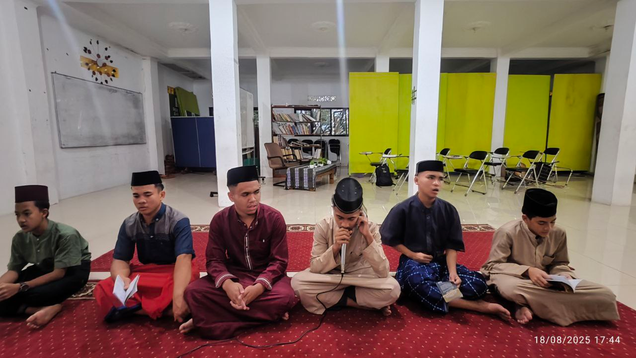 Mengawali dan Mengakhiri Hari dengan Cahaya: Pembiasaan Dzikir dan Al-Ma'tsurat di Pesantren Al Hilal