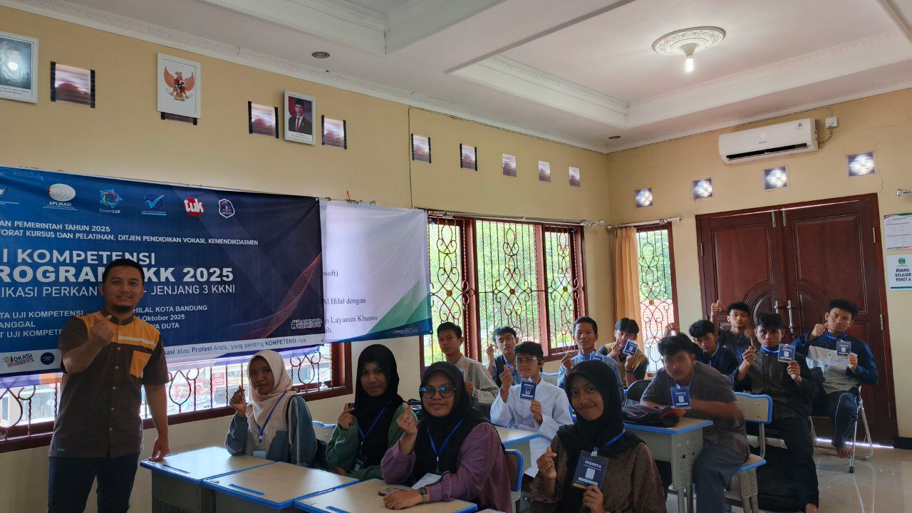 Santri Al Hilal Cibiru Belajar Membuat Website Sederhana dengan Bantuan AI