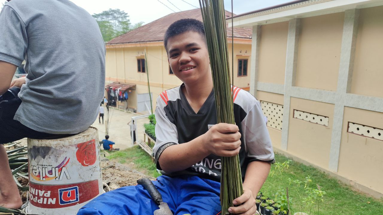 Santri Pesantren Al Hilal 1 Cililin Belajar Kreatif dan Peduli Lingkungan Dengan Membuat Sapu dari Daun Aren
