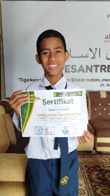 A child holding a certificate

AI-generated content may be incorrect.