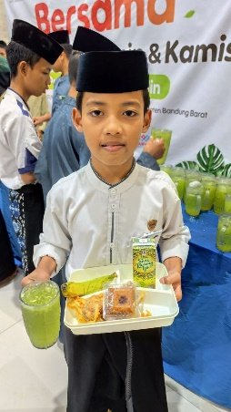 A child holding a tray of food AI-generated content may be incorrect.