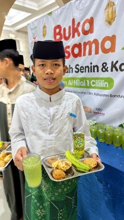 A child holding a tray of food AI-generated content may be incorrect.