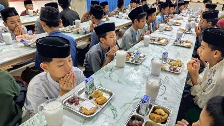 A group of kids praying at a table

AI-generated content may be incorrect.