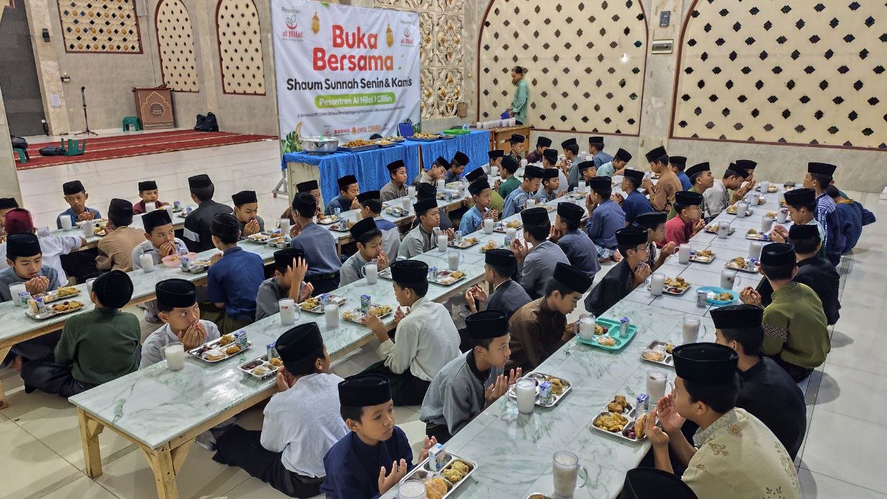 A group of people eating at tables

AI-generated content may be incorrect.