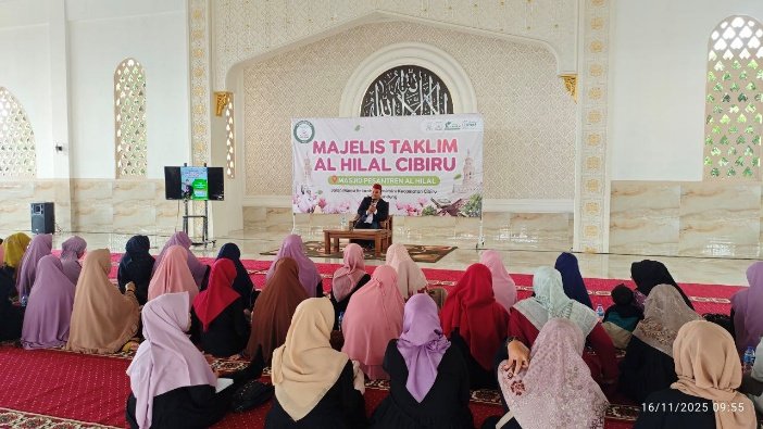 A group of people in a room

AI-generated content may be incorrect.