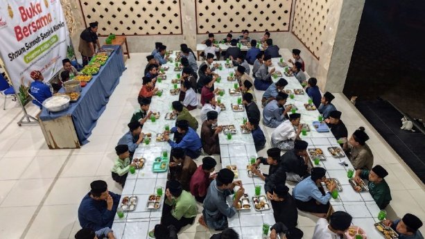 A group of people sitting at a table eating

AI-generated content may be incorrect.