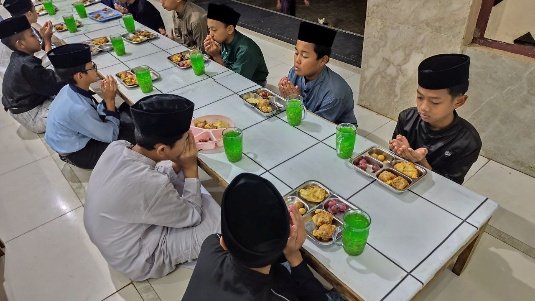 A group of people sitting at a table with food

AI-generated content may be incorrect.