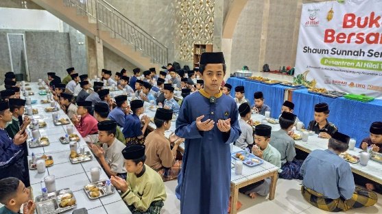 A group of people sitting at tables

AI-generated content may be incorrect.