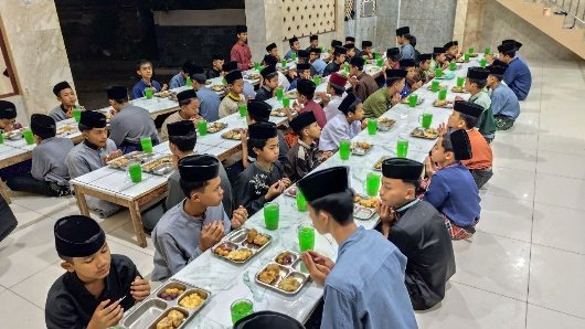 Indahnya Kebersamaan dalam Pelaksanaan Buka Puasa “Shaum Sunnah Senin” Bersama Santri Yatim Penghafal Quran Pesantren Al Hilal