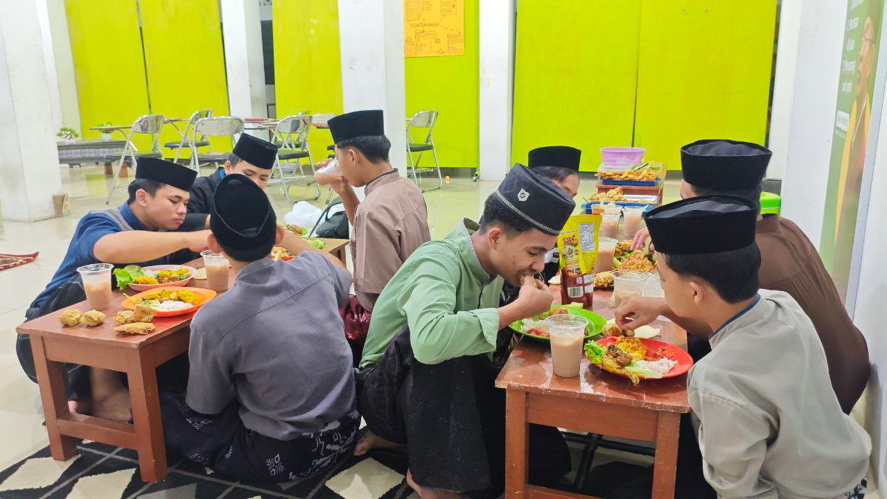 Kebersamaan Santri Pesantren Al Hilal dalam Buka Puasa Sunnah Kamis