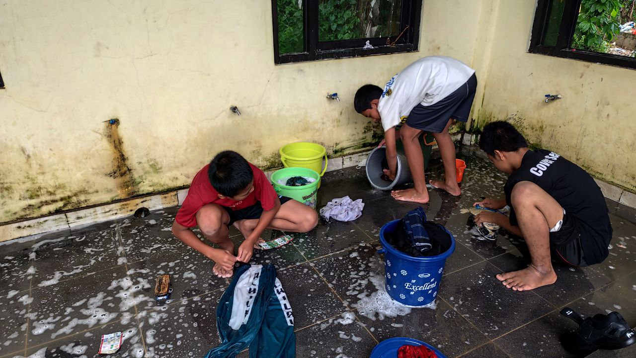 Belajar Hidup Mandiri Melalui Kegiatan Mencuci Pakaian di Pesantren Al Hilal 1 Cililin