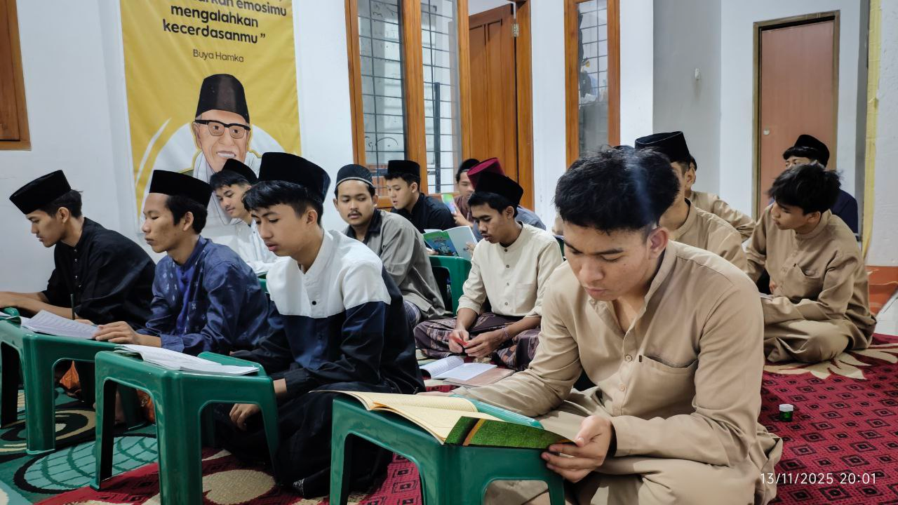 Buka Puasa Sunnah dan Belajar Kitab Ta'lim di Pesantren Al Hilal 3 Cipadung