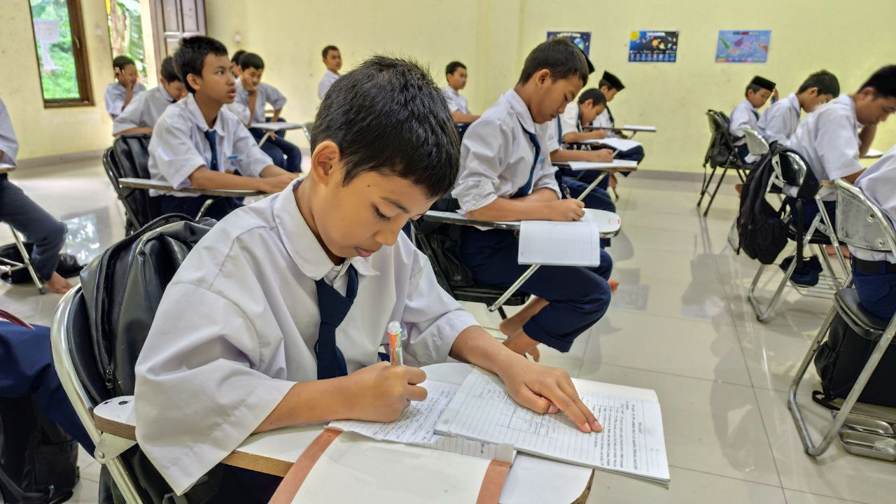 Langkah Kecil Menggapai Cita-Cita, KBM Rutin di Pesantren Al Hilal Cililin