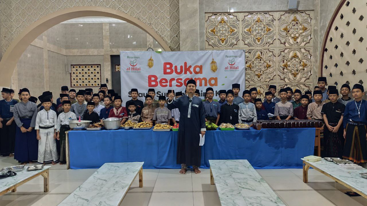 Berjalan Khusyuk, Buka Puasa Sunnah Kamis Rutin di Tiga Pesantren Al Hilal