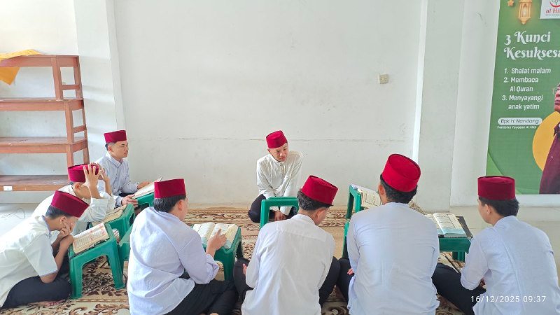 A group of people sitting in a room

AI-generated content may be incorrect.