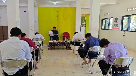 A group of people sitting in chairs AI-generated content may be incorrect.