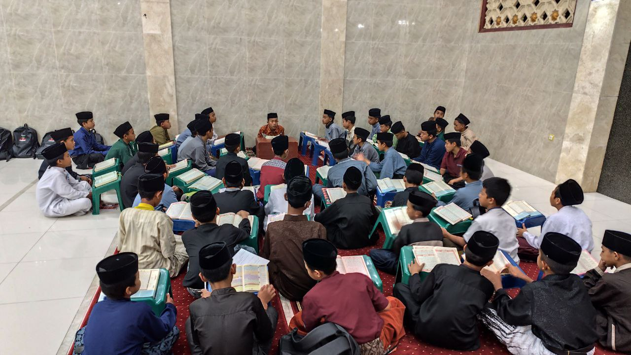 Halaqah Tahfizh, Tahsin & Binnazhor, Usai Sholat Shubuh di Pesantren Al Hilal 1 Cililin