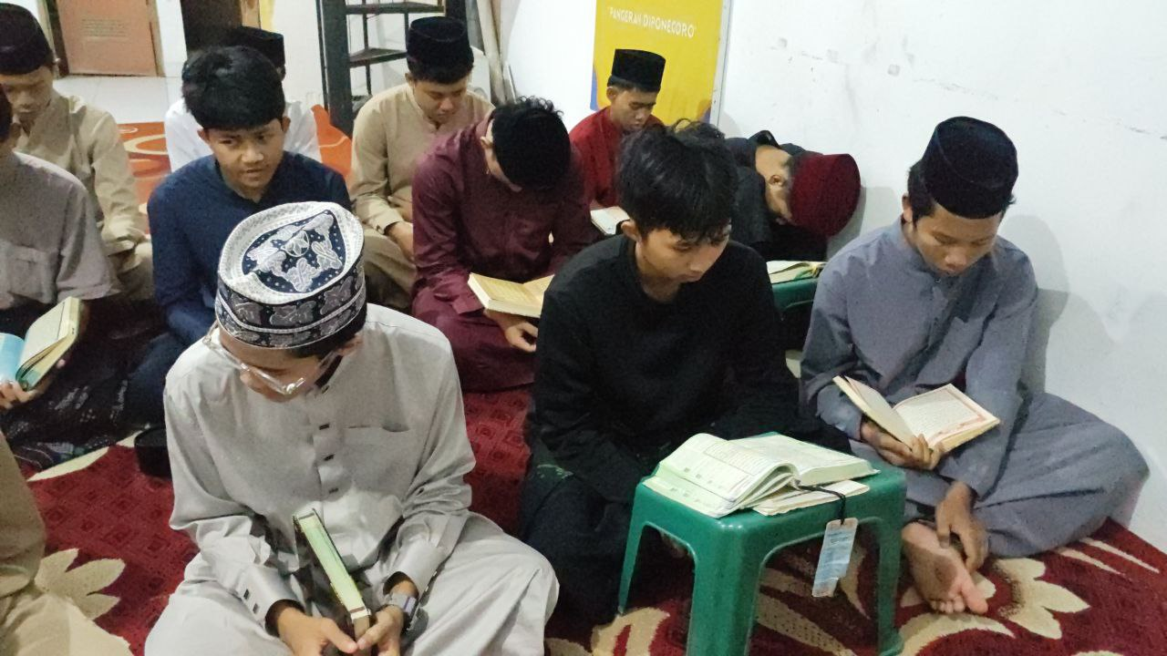 Menjemput Rahmat Pagi, Santri Pesantren Al Hilal 3 Cipadung Rutin Istiqomah Tilawah Ba’da Subuh