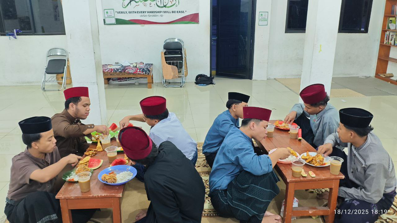 Menumbuhkan Ukhuwah dan Disiplin melalui Buka Puasa Sunnah Rutin di Pesantren Al Hilal