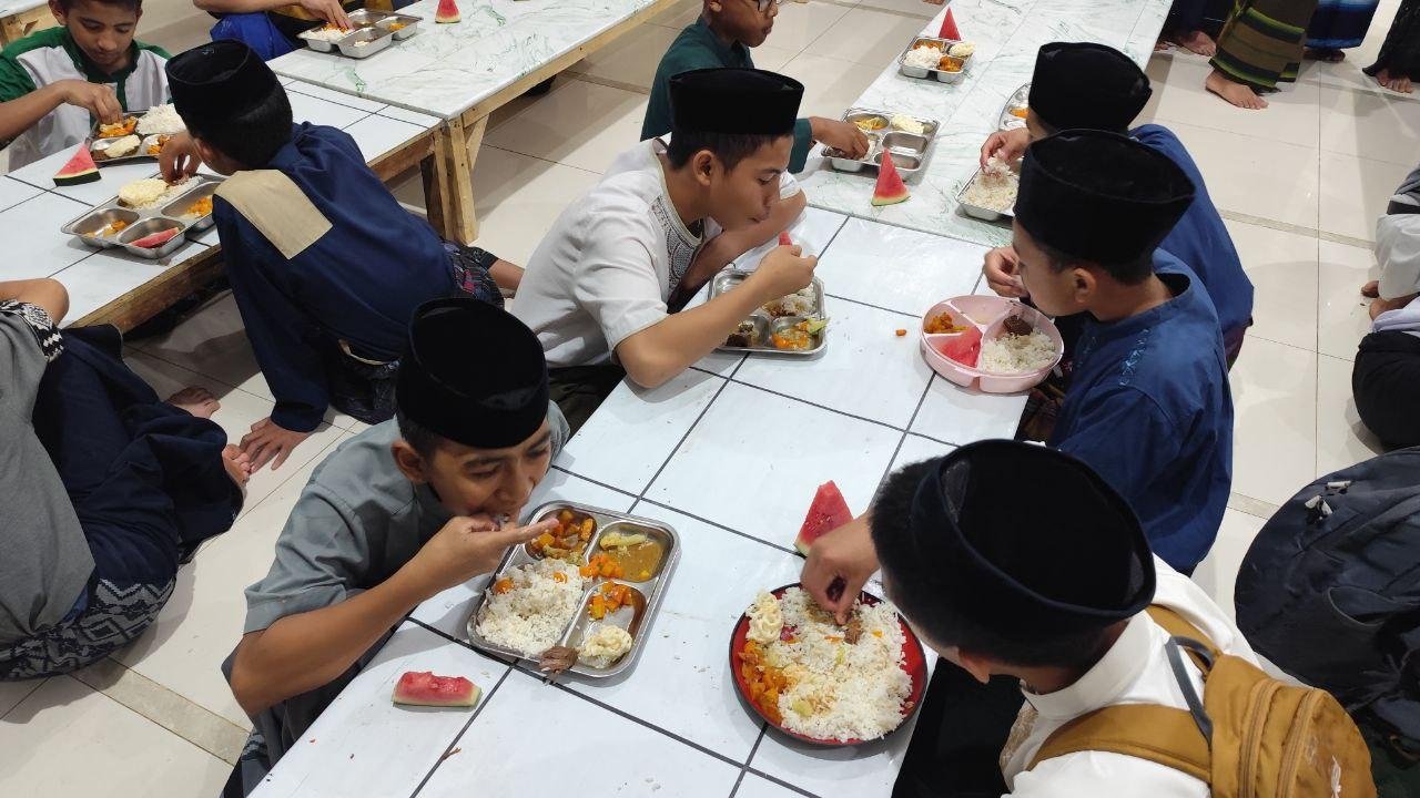 Makan Malam Istimewa di Malam 1 Rajab di Pesantren Al Hilal 1 Cililin