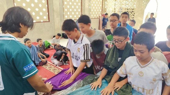 Meningkatkan Kesadaran Akan Kebersihan! Santri Yatim Penghafal Quran Pesantren Al Hilal Rutin Mengganti Sprei dan Handuk