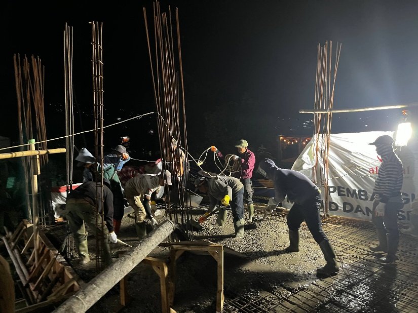 Pengecoran Lantai 3 Asrama Yatim Penghafal Quran Pesantren Al Hilal Cibiru Libatkan 15 Orang Pekerja dan 7 Truck Molen!