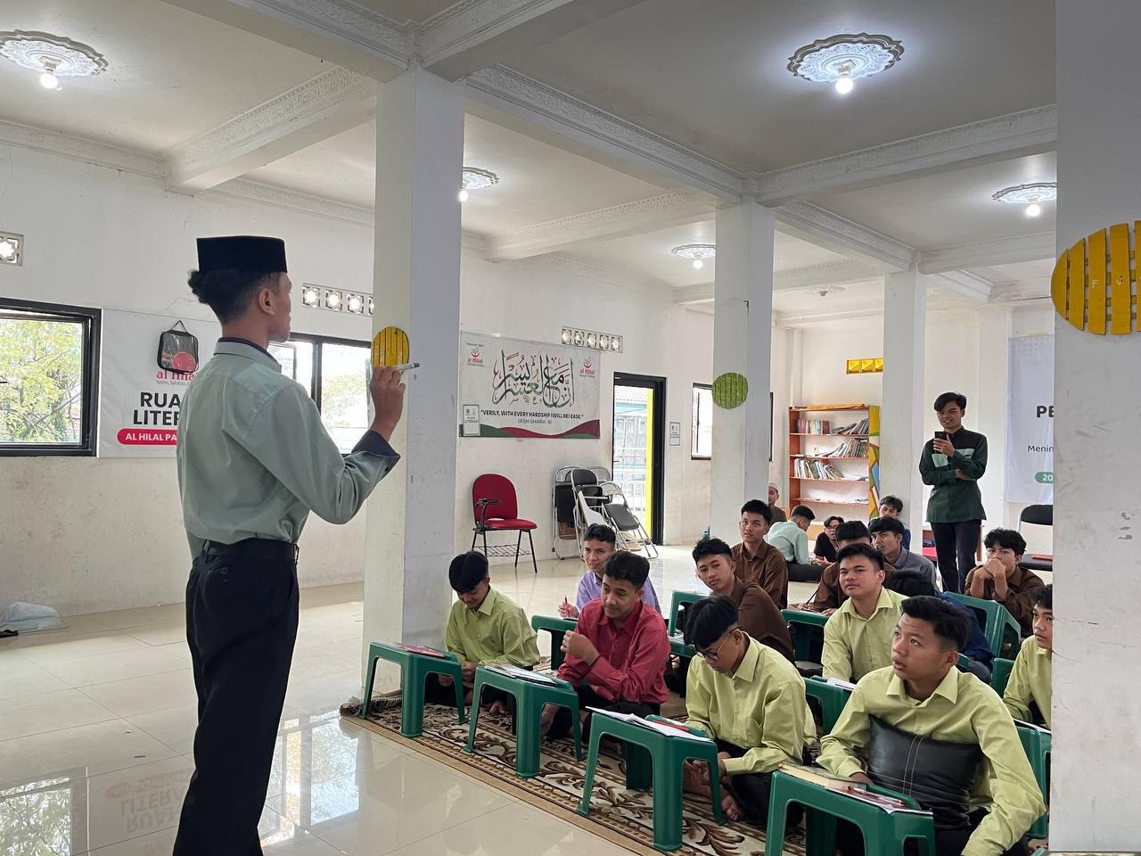 Membangun dan Melatih Karakter Kepemimpinan Santri Lewat LDKS!