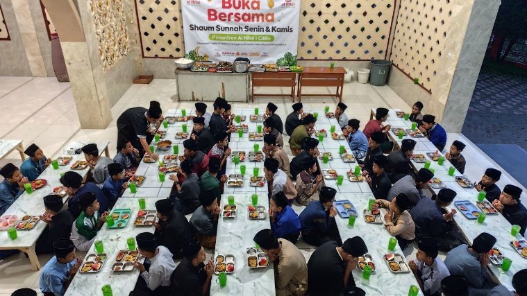 Berkah Kamis! Hidangan Lezat Buka Puasa Bersama Kembali Dinikmati Santri Yatim Penghafal Quran Pesantren Al Hilal