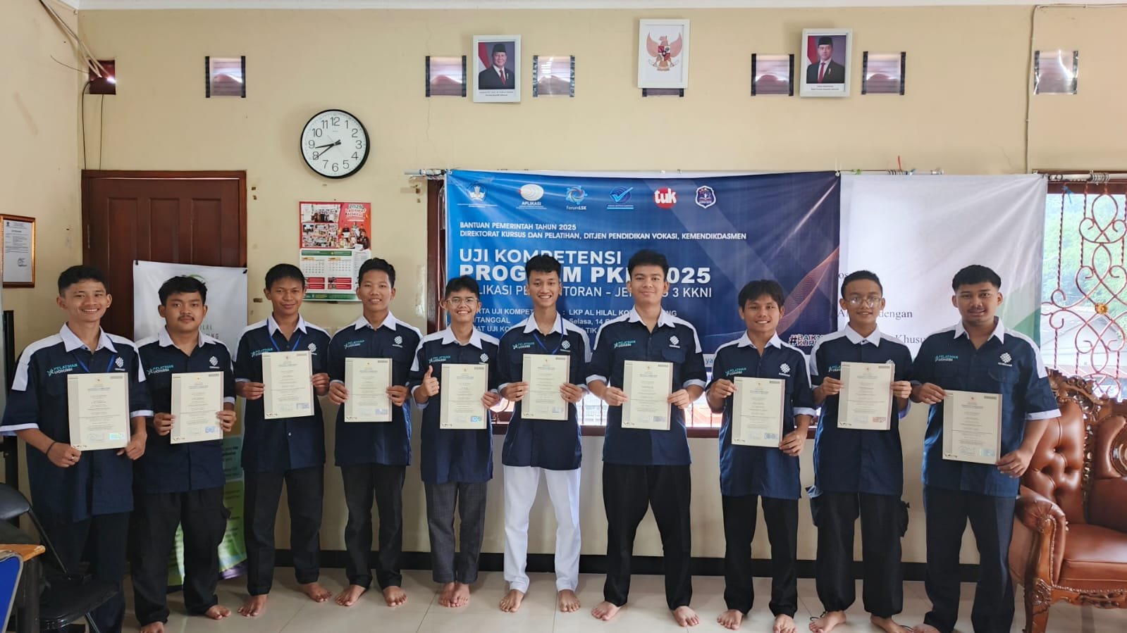 10 Santri Pesantren Al Hilal Kelas 12 Resmi Menerima Sertifikat BNSP AI Generative for Support Business!