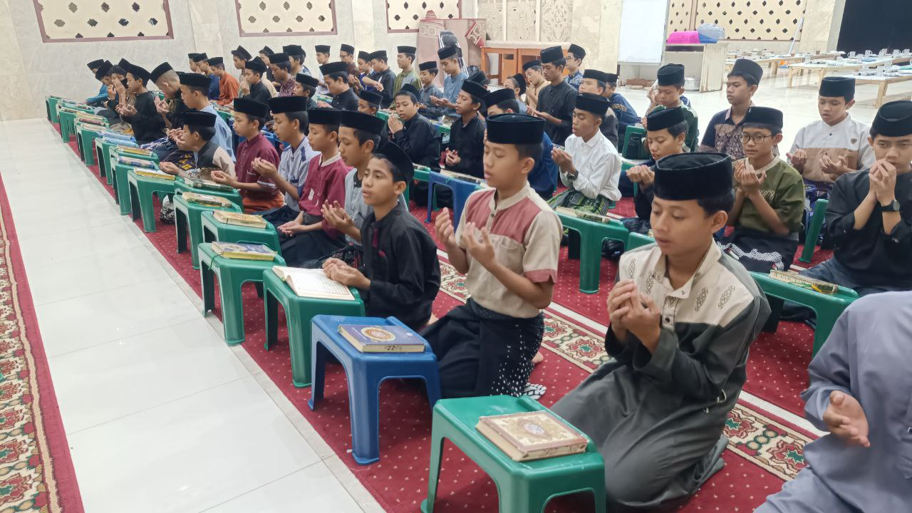 Usai Sholat Isya Berjamaah, Malam Santri Al Hilal Dihiasi Yasinan dan Doa Bersama