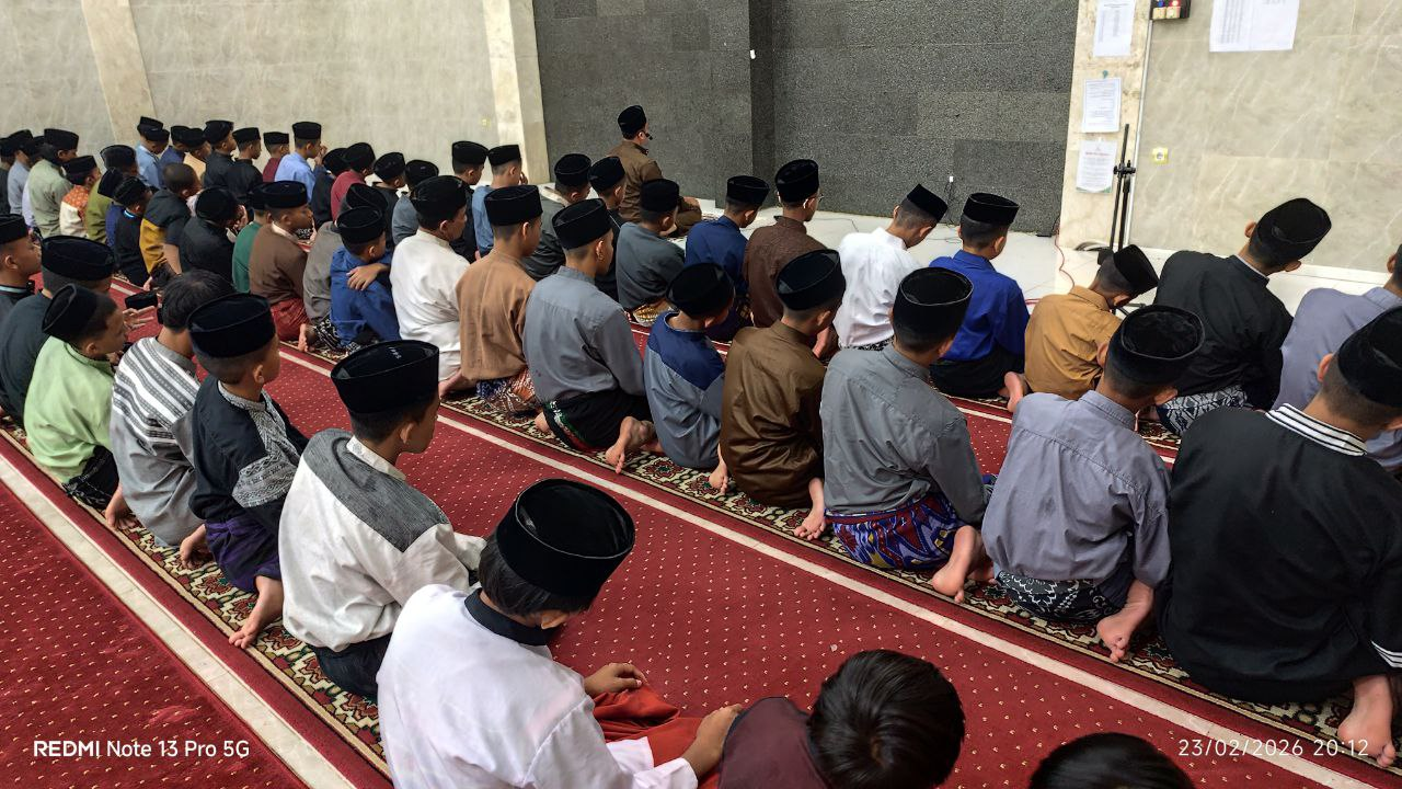 Khidmatnya Malam Keenam Ramadhan, Tarawih dan Kultum Menguatkan Iman Santri Al Hilal