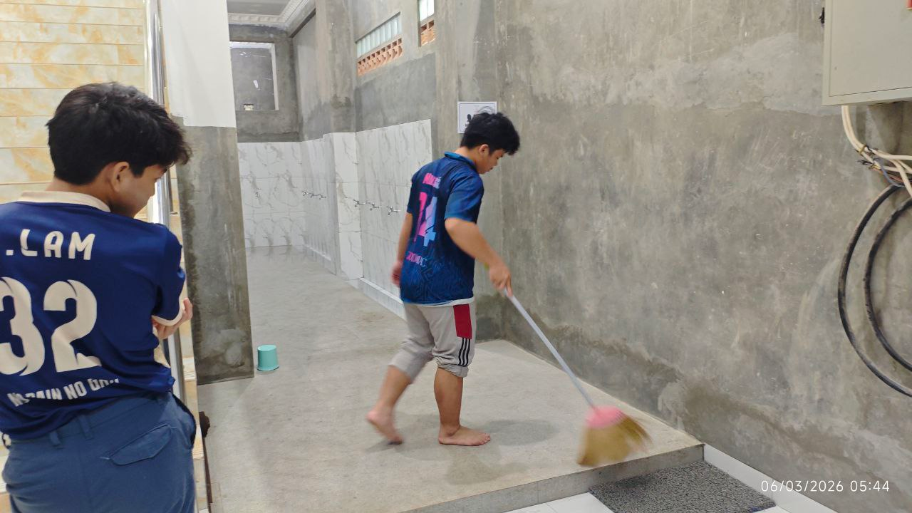 Tanamkan Budaya Kebersihan, Santri Laksanakan Piket Kebersihan dan Jumsih Usai Sahur dan Shalat Subuh