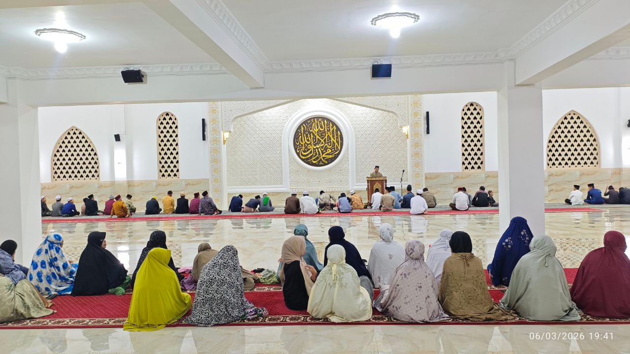 Santri Pesantren Al Hilal Pimpin Tarawih Malam ke-17, Dihadiri oleh Jamaah dan Warga Sekitar