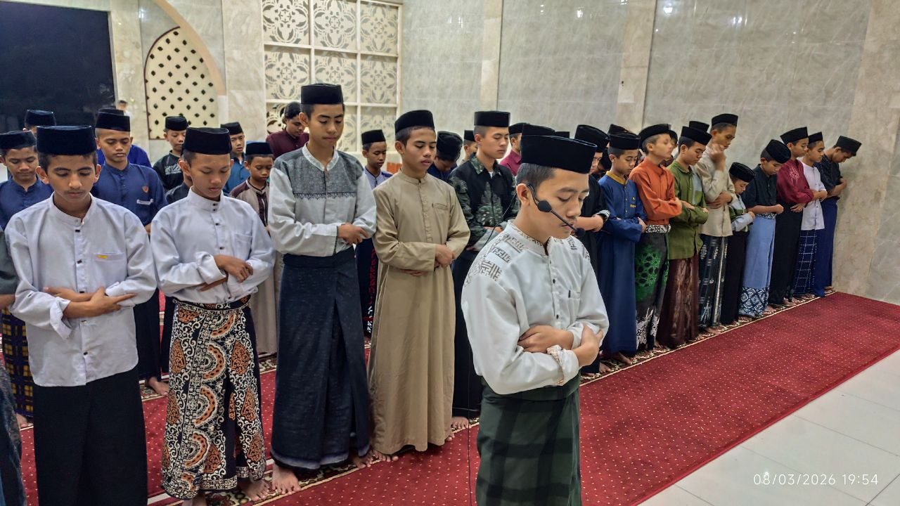 Santri Devis Fernando Pimpin Sholat Tarawih Malam ke-19 di Pesantren Al Hilal 1 Cililin