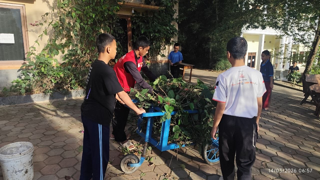 Menjelang Libur Lebaran, Santri Pesantren Al Hilal 1 Cililin Laksanakan Piket Kebersihan Bersama