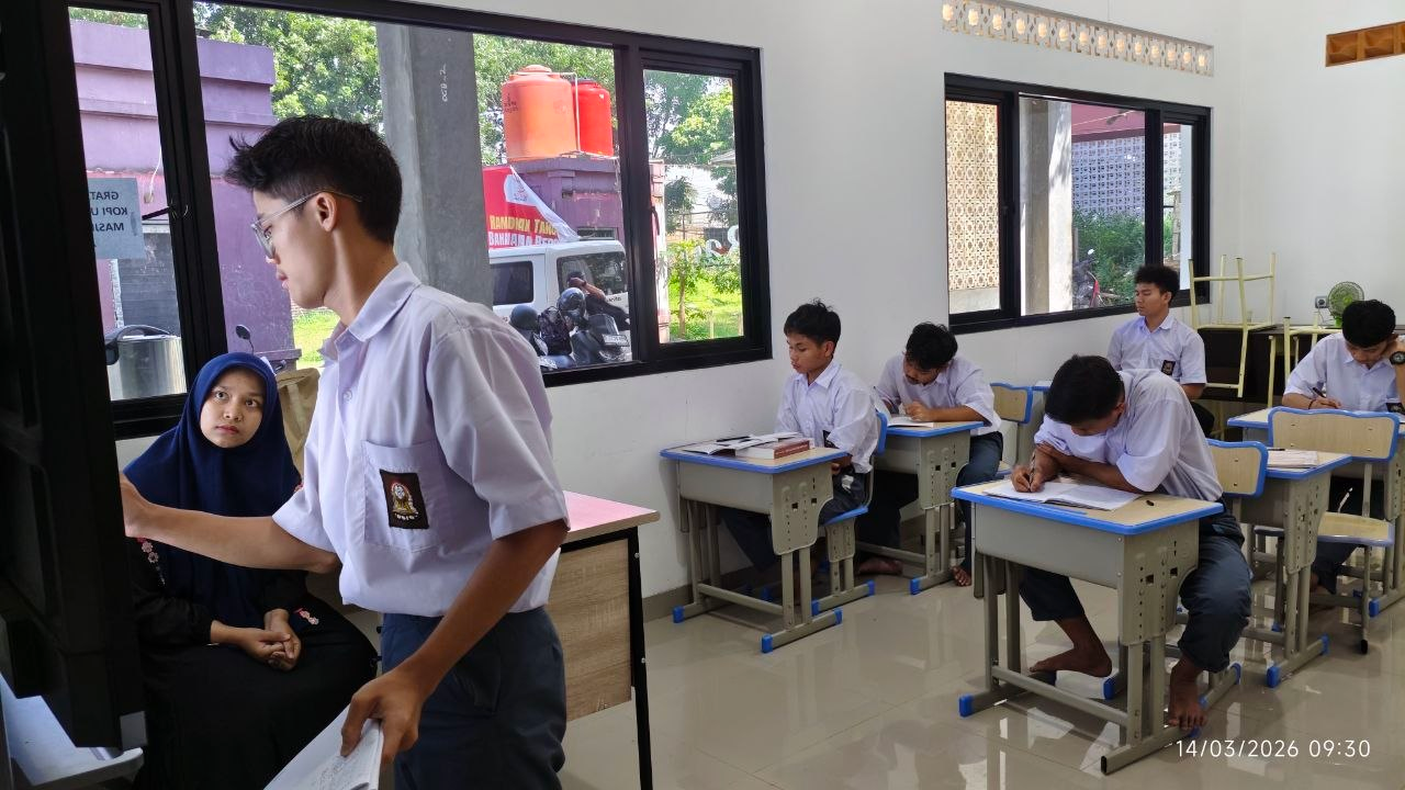 Tetap Semangat Belajar di Akhir Bulan Ramadhan, Santri Pesantren Al Hilal Antusias Mengikuti KBM