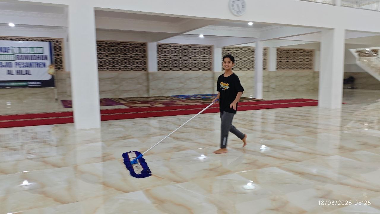 Tanamkan Budaya Hidup Sehat, Santri Piket Kebersihan di Masjid Pesantren Al Hilal 2 Cibiru