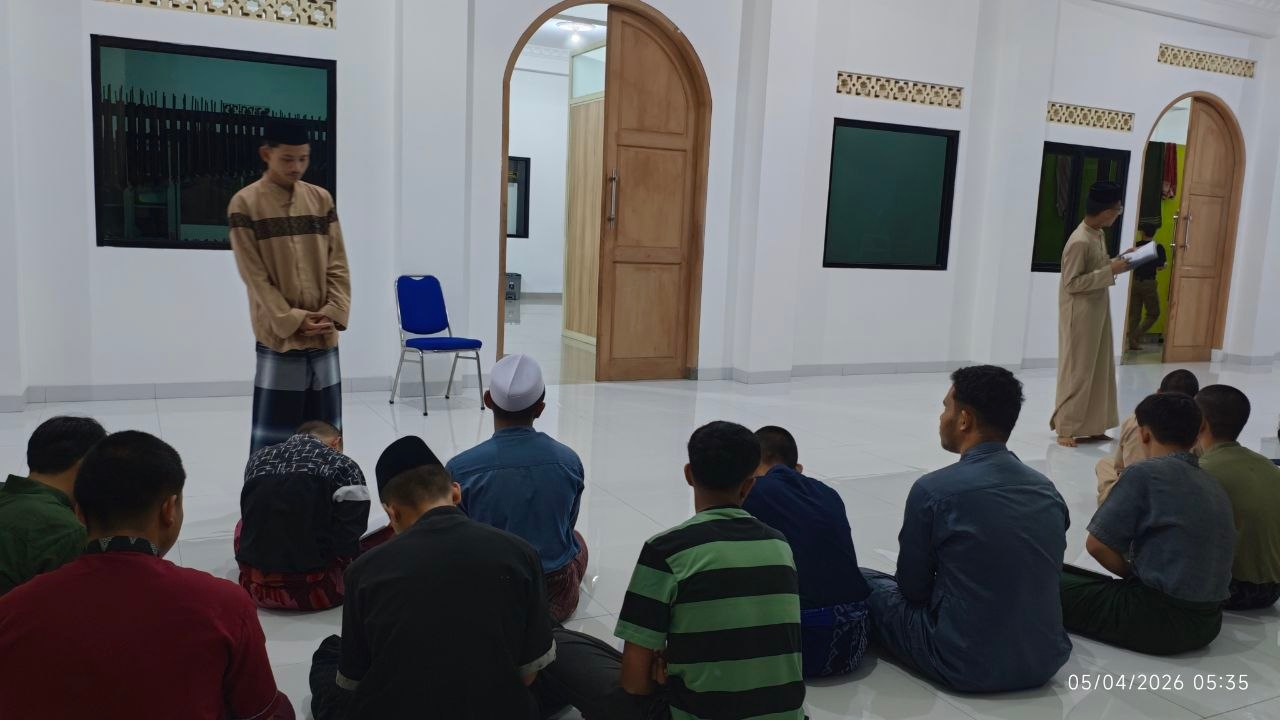 Semangat Santri Pelajari Kosakata Bahasa Arab Usai Sholat Maghrib di Pesantren Al Hilal 2 Cibiru