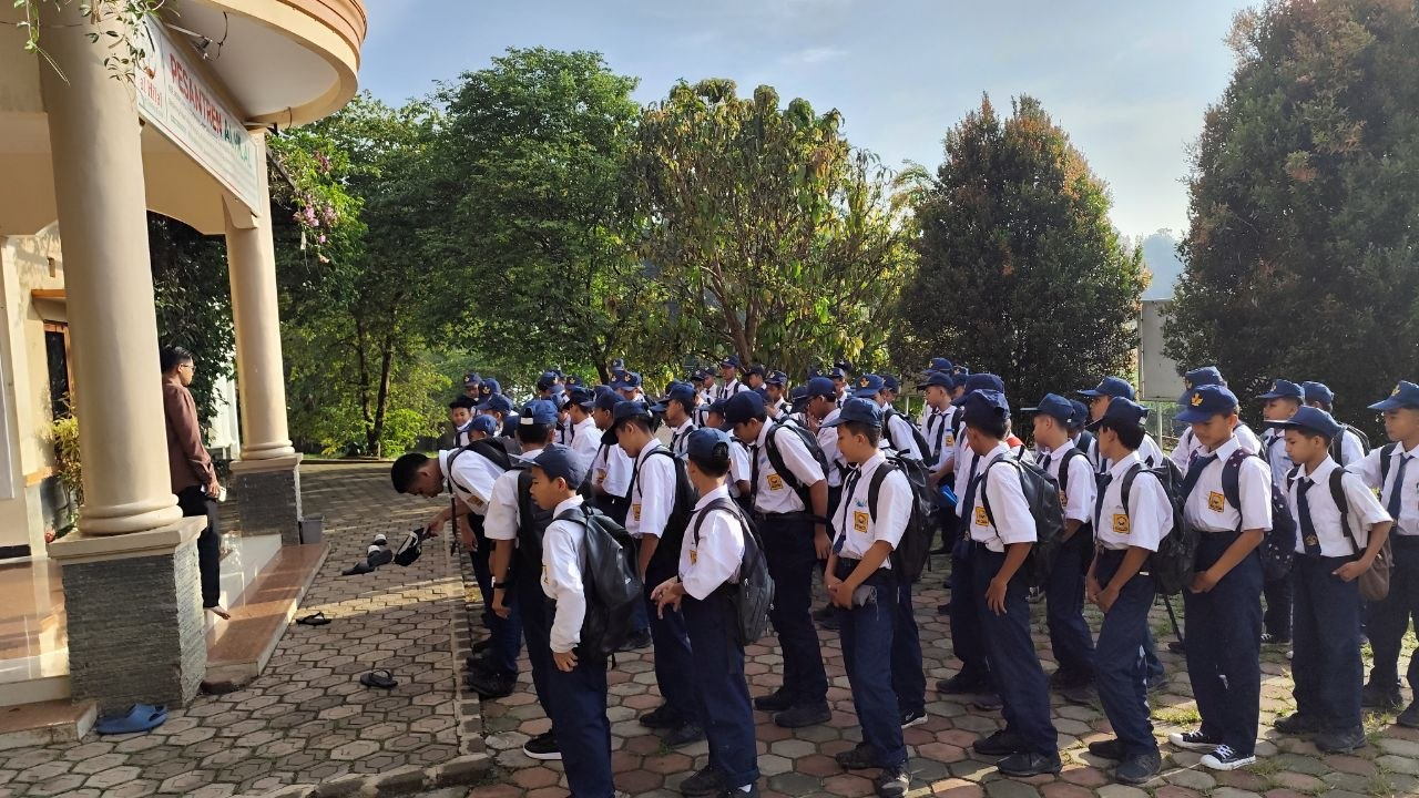 Semangat Baru usai Libur Lebaran, Hari Pertama Di Pesantren Al Hilal 1 Cililin Diawali Dengan Apel Pagi