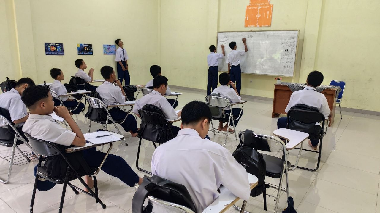 Semangat Belajar Santri Warnai KBM Selasa di Pesantren Al Hilal 1 Cililin