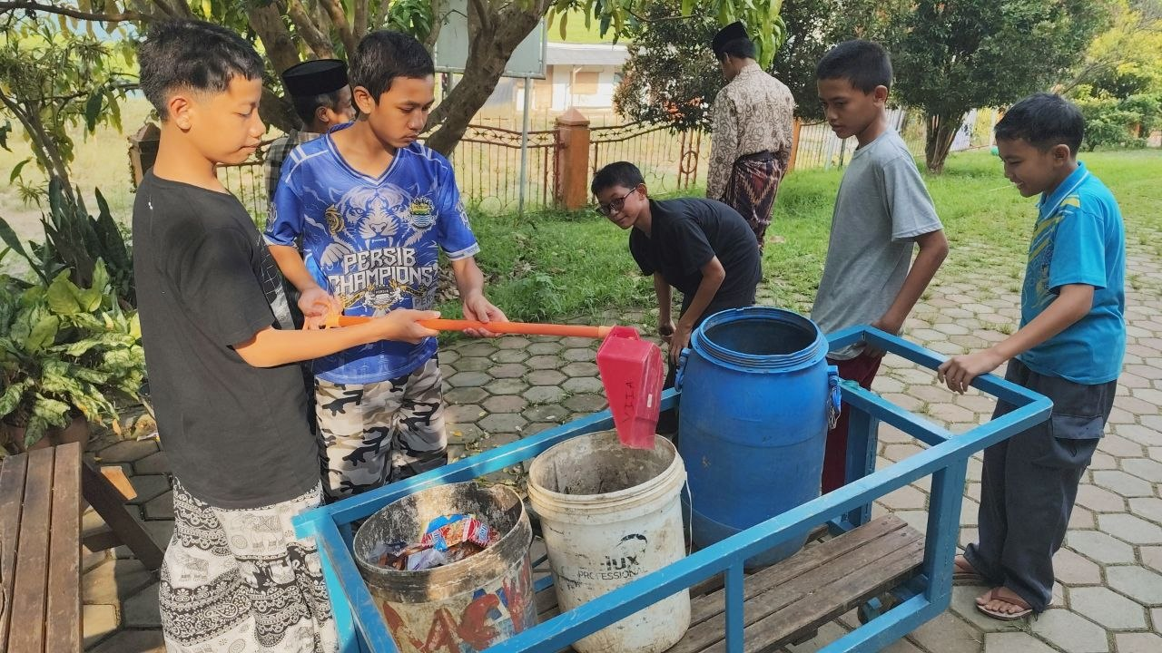 Piket Kebersihan di Pesantren, Membentuk Kebiasaan Baik Hingga ke Rumah