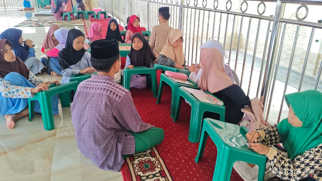Pesantren Qur’an Akhir Pekan di Masjid Pesantren Al Hilal 2 Cibiru, Sebagai Wadah Bagi Para Anak- Anak Sekitar Untuk Belajar Al Qur’an