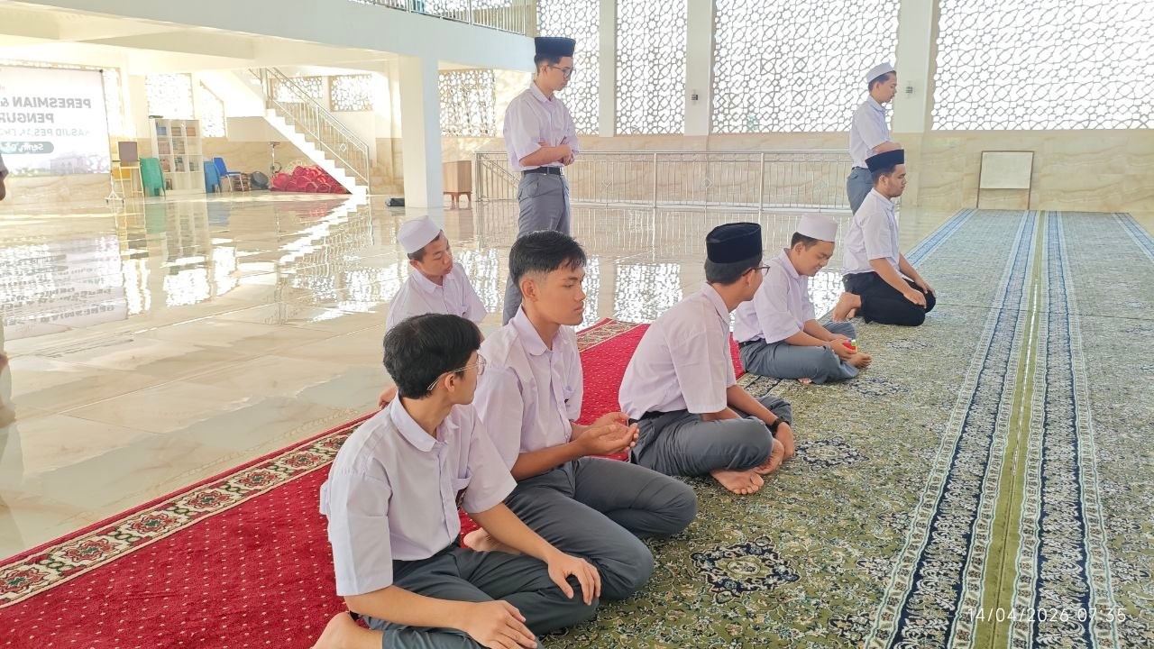 Semangat Santri Al Hilal 2 Cibiru dalam Menjaga Kebersihan Lingkungan Pesantren Sebelum Memulai KBM