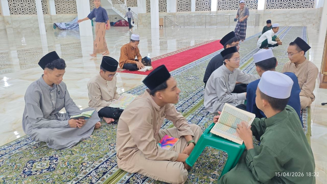 Usai Bada Maghrib, Santri Tingkat SMA Berlatih Mujawwad di Pesantren Al Hilal 2 Cibiru