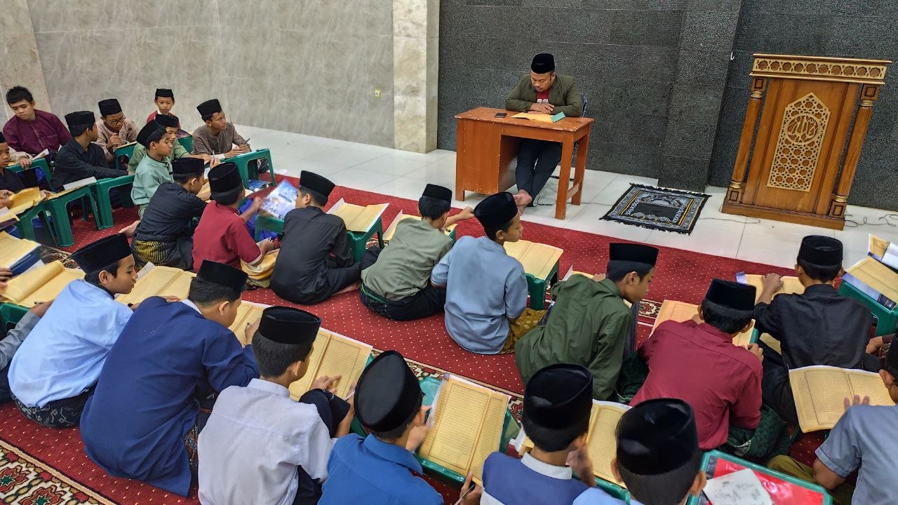 Mengkaji Kitab Nashoihul Ibad di Malam Jumat di Pesantren Al Hilal 1 Cililin
