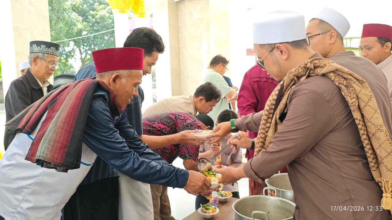 Jumat Berkah di Masjid Pesantren Al Hilal 2 Cibiru, Hadirkan Bakso Gratis Bagi Para Jamaah yang Hadir