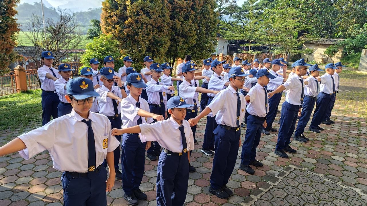 Awali Pekan dengan Kebaikan, Santri Al Hilal Cililin dan Cibiru Isi Senin Pagi dengan Doa Bersama