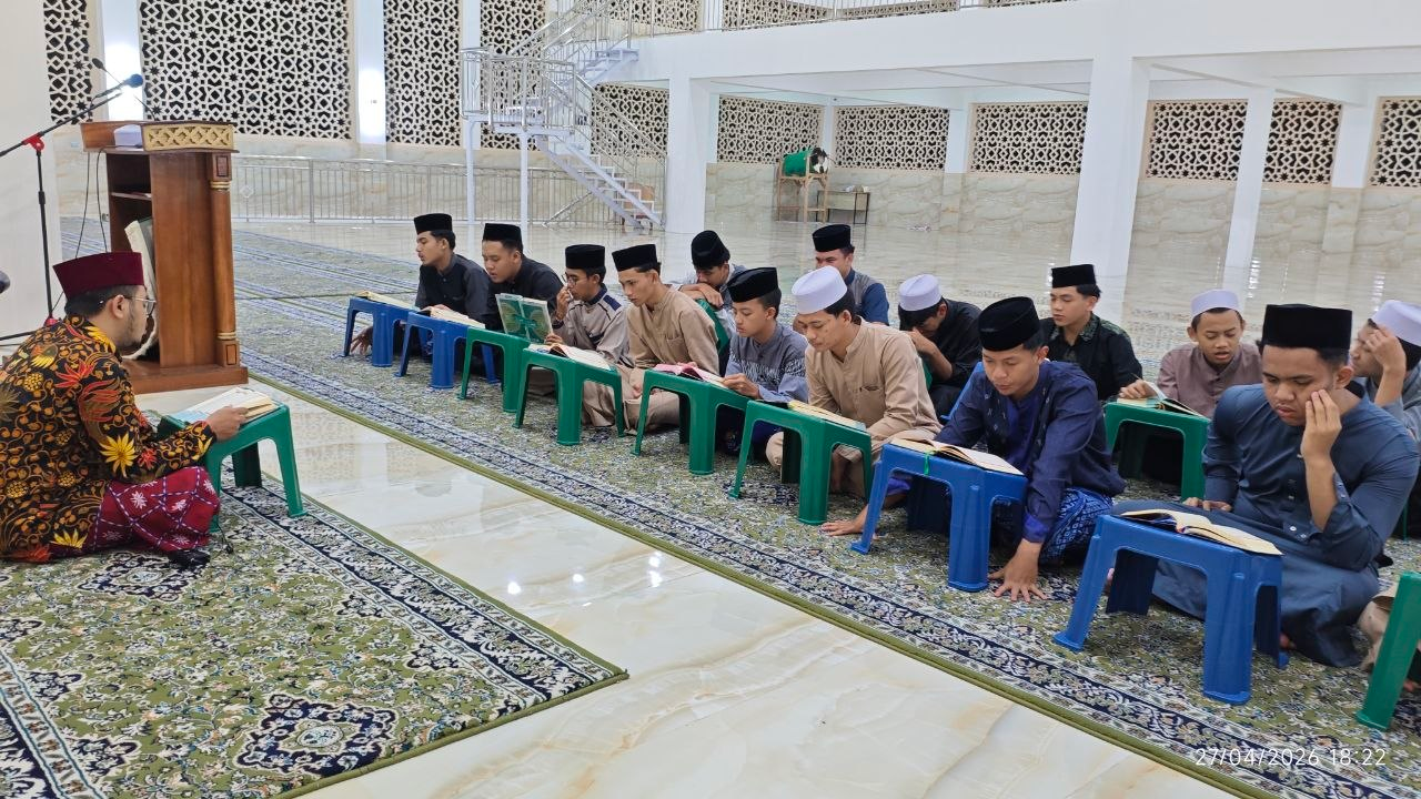 Buka Puasa Sunnah dan Tadarus Santri Pesantren Al Hilal Usai Bada Maghrib